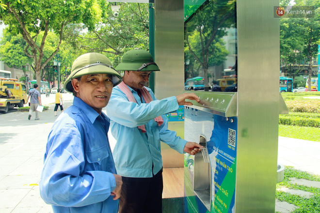 Người dân thích thú với cây lọc nước thông minh, có trang bị camera an ninh lần đầu tiên xuất hiện tại Hà Nội - Ảnh 6.