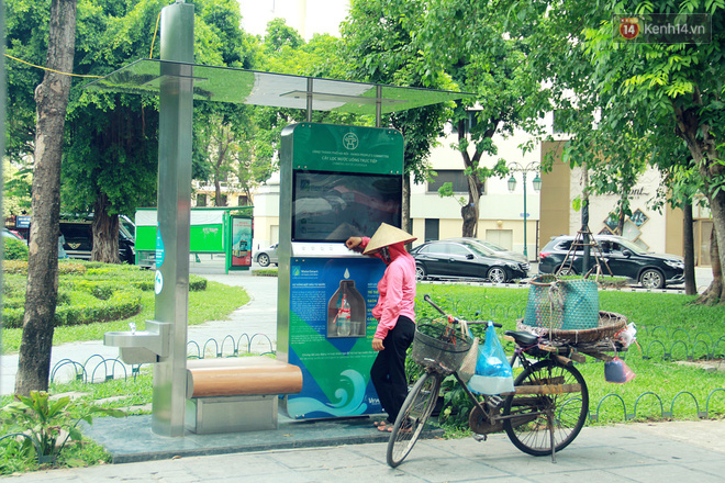 Người dân thích thú với cây lọc nước thông minh, có trang bị camera an ninh lần đầu tiên xuất hiện tại Hà Nội - Ảnh 7.