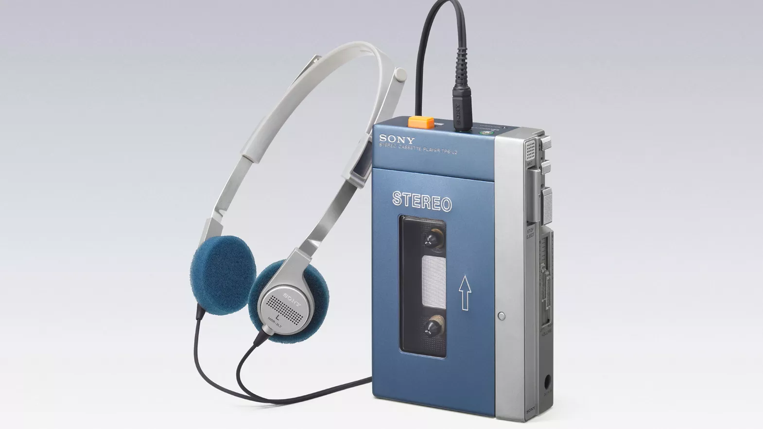 Liệu thế hệ 8X còn nhớ Walkman- chiếc máy làm cả thế giới thay đổi cách nghe nhạc của Sony? - Ảnh 1.