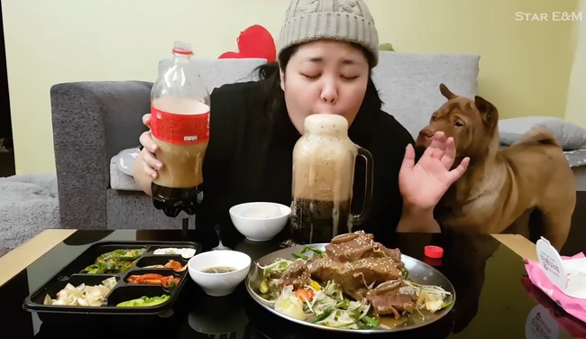  Mukbang: Trào lưu ăn cho người khác xem mang lại thu nhập hàng trăm triệu mỗi tháng nhưng đằng sau lại là góc khuất về sự cô đơn không ai biết - Ảnh 2.