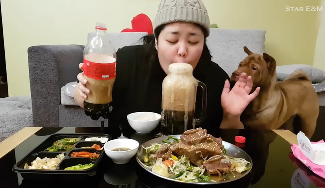 Mukbang: Trào lưu ăn cho người khác xem mang lại thu nhập hàng trăm triệu mỗi tháng nhưng đằng sau lại là góc khuất về sự cô đơn không ai biết - Ảnh 2.