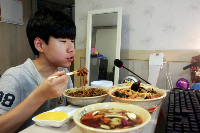 Mukbang: Trào lưu ăn cho người khác xem mang lại thu nhập hàng trăm triệu mỗi tháng nhưng đằng sau lại là góc khuất về sự cô đơn không ai biết - Ảnh 8.