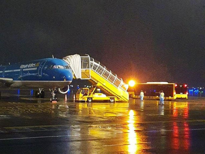 Chuyến bay đặc biệt đưa người Việt mắc kẹt ở Trung Quốc về nước tại sân bay Vân Đồn - Ảnh 1.