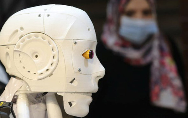 Con robot đầy ám ảnh này đang hỗ trợ các xét nghiệm coronavirus ở Ai Cập
