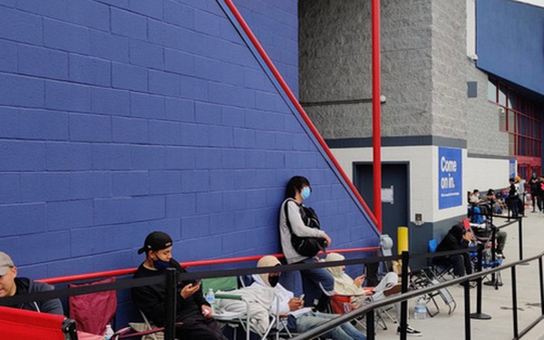 Đừng nhầm họ xếp hàng mua iPhone, những người này phải 