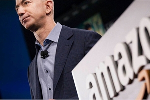 Chuyện chi tiêu "lạ đời" của Jeff Bezos: Tằn tiện dùng lại đồ cũ, chuyên săn hàng sale nhưng "sang tay" mua penthouse khủng 2.100m2, đồng hồ 10.000 năm siêu độc lạ