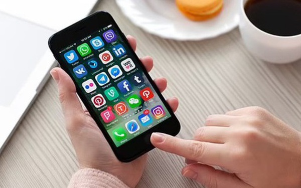 Vì sao bạn nên giảm thời gian sử dụng điện thoại mỗi ngày?
