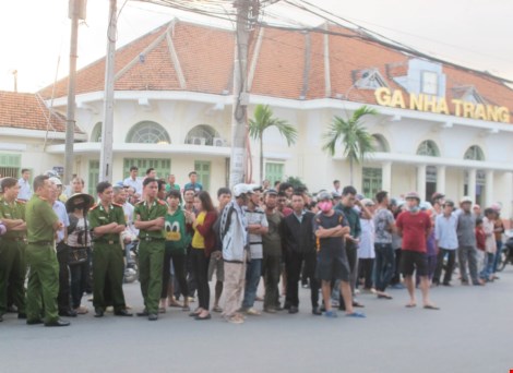 Khách vay mang quan tài phản đối ngân hàng phát mãi khách sạn - ảnh 3