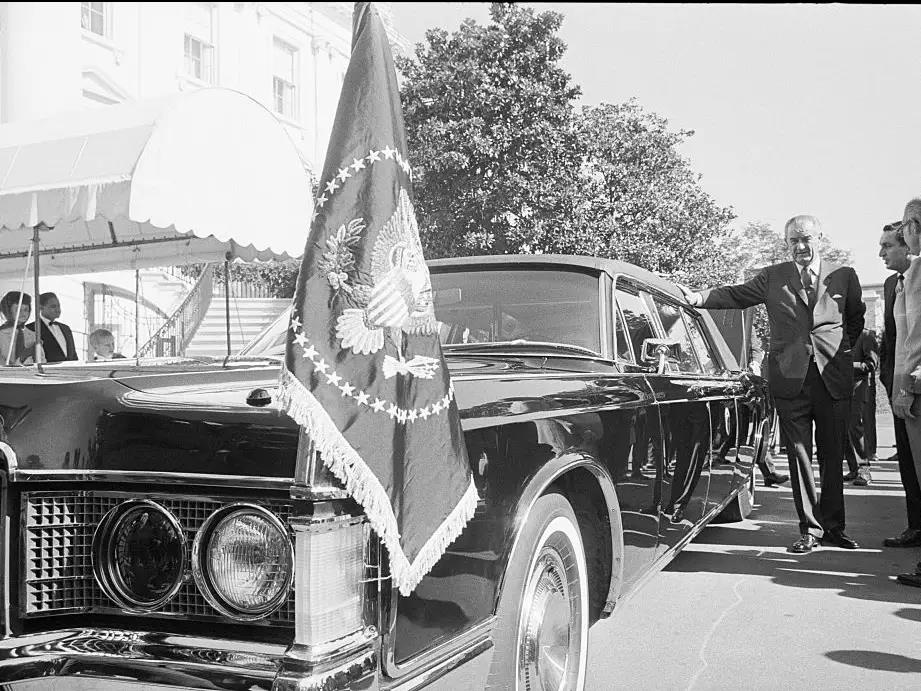 Vụ ám sát tổng thống Kennedy đã “cách mạng hóa” những chiếc xe chuyên chở các Tổng thống như thế nào? - Ảnh 3.