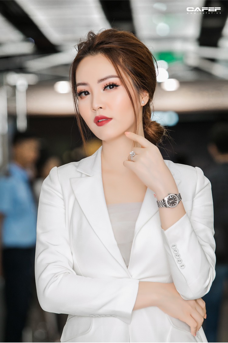 MC, Á hậu Thụy Vân: Khi tôi khởi nghiệp, ông xã nói đùa “Kinh doanh kiếm ra tiền còn khó hơn cả đạt giải Nobel” - Ảnh 12.