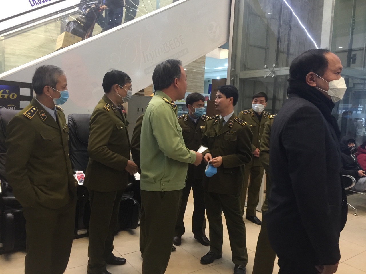 Làm rõ hiện tượng không bán khẩu trang, nước rửa tay, xin miễn hỏi tại chợ thuốc Hapulico - Ảnh 1.