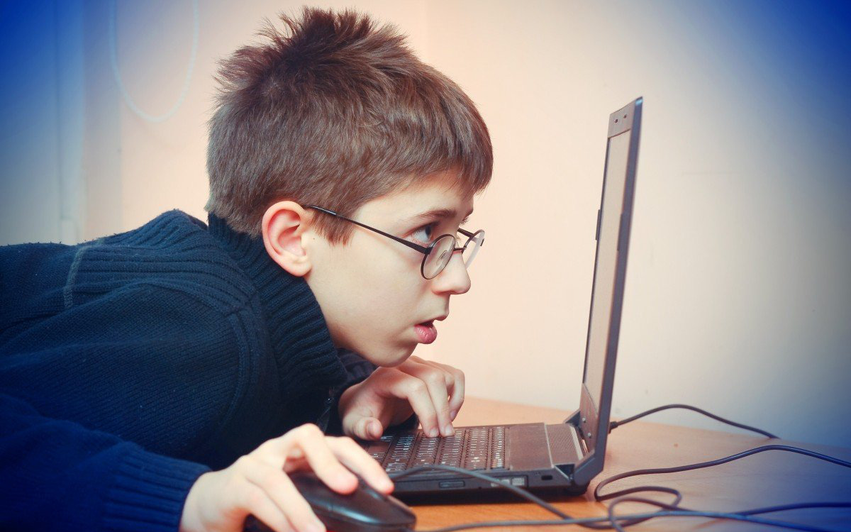 Nhìn máy tính và điện thoại quá nhiều, người lớn lẫn trẻ em liên tục gặp các bệnh về mắt