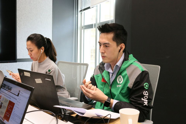 Tân CEO Gojek Việt Nam gây bão mạng vì để lộ góc nghiêng điển trai khi bị chụp lén trong văn phòng : Cao 1m84, nói tiếng Anh như gió, biết chơi nhiều nhạc cụ - Ảnh 1.