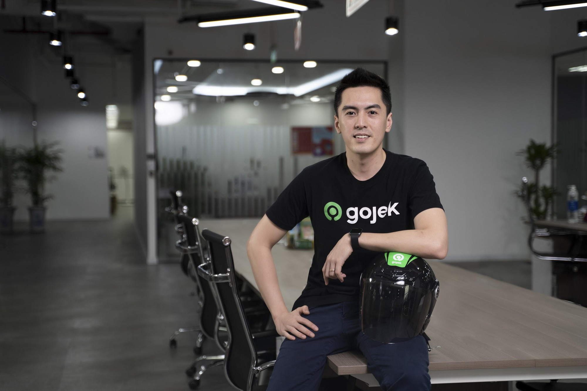 Tân CEO Gojek Việt Nam gây bão mạng vì để lộ góc nghiêng điển trai khi bị chụp lén trong văn phòng : Cao 1m84, nói tiếng Anh như gió, biết chơi nhiều nhạc cụ - Ảnh 2.