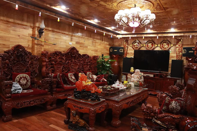 Choáng với ngôi nhà dùng toàn gỗ hương quý hiếm, riêng bộ bàn ghế gỗ Rồng Khay Tứ Linh tốn 800 triệu - Ảnh 1.