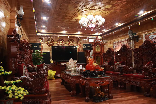 Choáng với ngôi nhà dùng toàn gỗ hương quý hiếm, riêng bộ bàn ghế gỗ Rồng Khay Tứ Linh tốn 800 triệu - Ảnh 2.