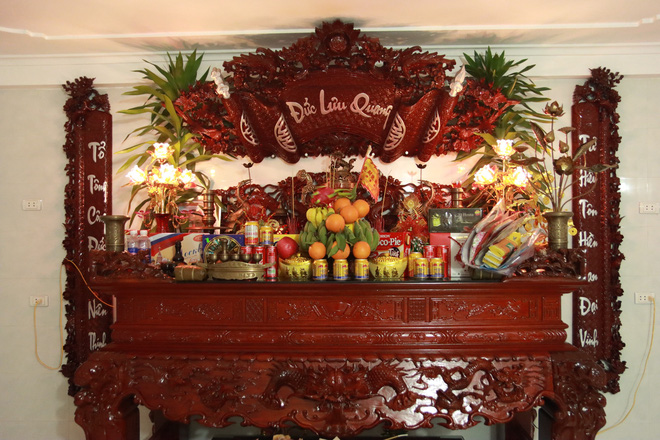 Choáng với ngôi nhà dùng toàn gỗ hương quý hiếm, riêng bộ bàn ghế gỗ Rồng Khay Tứ Linh tốn 800 triệu - Ảnh 12.