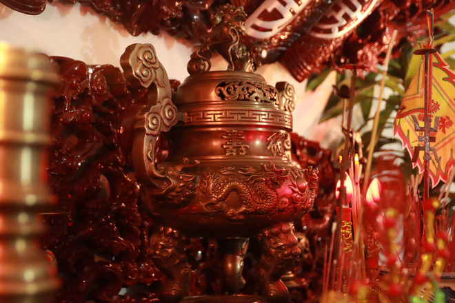 Choáng với ngôi nhà dùng toàn gỗ hương quý hiếm, riêng bộ bàn ghế gỗ Rồng Khay Tứ Linh tốn 800 triệu - Ảnh 13.