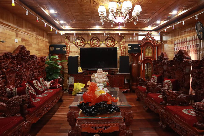 Choáng với ngôi nhà dùng toàn gỗ hương quý hiếm, riêng bộ bàn ghế gỗ Rồng Khay Tứ Linh tốn 800 triệu - Ảnh 3.