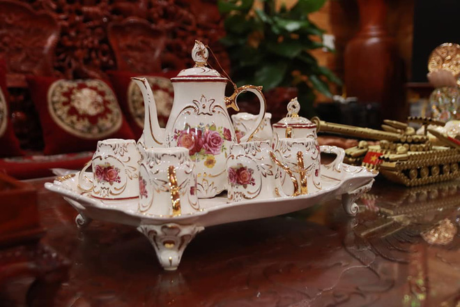 Choáng với ngôi nhà dùng toàn gỗ hương quý hiếm, riêng bộ bàn ghế gỗ Rồng Khay Tứ Linh tốn 800 triệu - Ảnh 4.