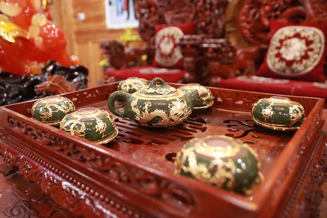 Choáng với ngôi nhà dùng toàn gỗ hương quý hiếm, riêng bộ bàn ghế gỗ Rồng Khay Tứ Linh tốn 800 triệu - Ảnh 5.