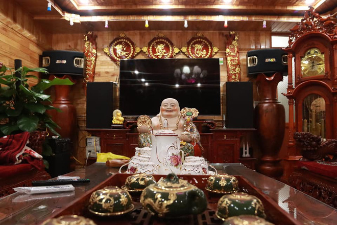 Choáng với ngôi nhà dùng toàn gỗ hương quý hiếm, riêng bộ bàn ghế gỗ Rồng Khay Tứ Linh tốn 800 triệu - Ảnh 6.