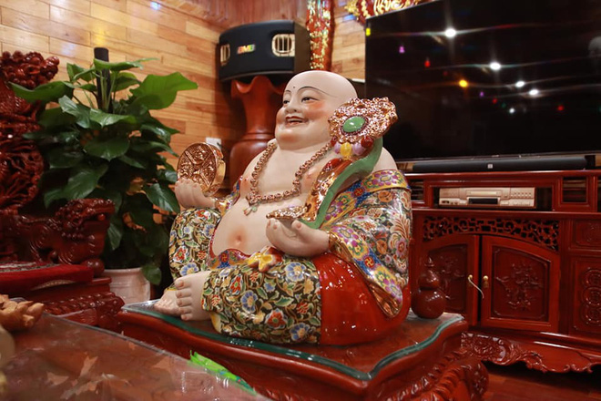 Choáng với ngôi nhà dùng toàn gỗ hương quý hiếm, riêng bộ bàn ghế gỗ Rồng Khay Tứ Linh tốn 800 triệu - Ảnh 7.