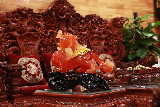 Choáng với ngôi nhà dùng toàn gỗ hương quý hiếm, riêng bộ bàn ghế gỗ Rồng Khay Tứ Linh tốn 800 triệu - Ảnh 8.