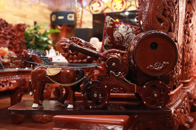 Choáng với ngôi nhà dùng toàn gỗ hương quý hiếm, riêng bộ bàn ghế gỗ Rồng Khay Tứ Linh tốn 800 triệu - Ảnh 10.