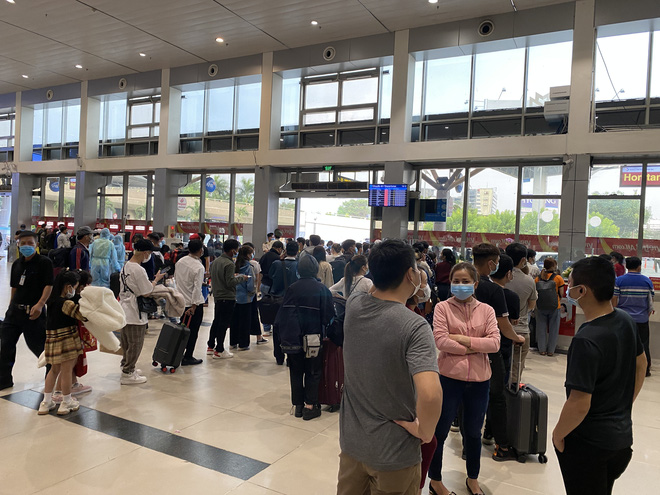 Hành khách xếp hàng dài ở sân bay Tân Sơn Nhất để đổi trả vé Tết vì dịch Covid-19 - Ảnh 1.