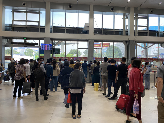 Hành khách xếp hàng dài ở sân bay Tân Sơn Nhất để đổi trả vé Tết vì dịch Covid-19 - Ảnh 2.