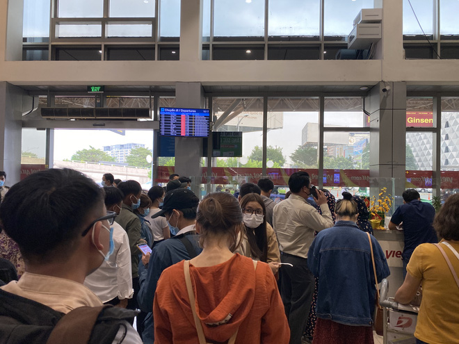 Hành khách xếp hàng dài ở sân bay Tân Sơn Nhất để đổi trả vé Tết vì dịch Covid-19 - Ảnh 3.