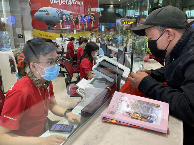 Hành khách xếp hàng dài ở sân bay Tân Sơn Nhất để đổi trả vé Tết vì dịch Covid-19 - Ảnh 4.