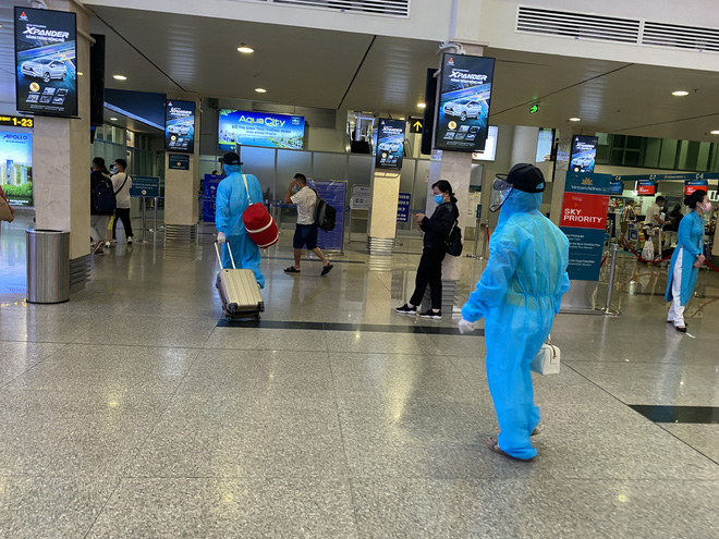 Hành khách xếp hàng dài ở sân bay Tân Sơn Nhất để đổi trả vé Tết vì dịch Covid-19 - Ảnh 5.