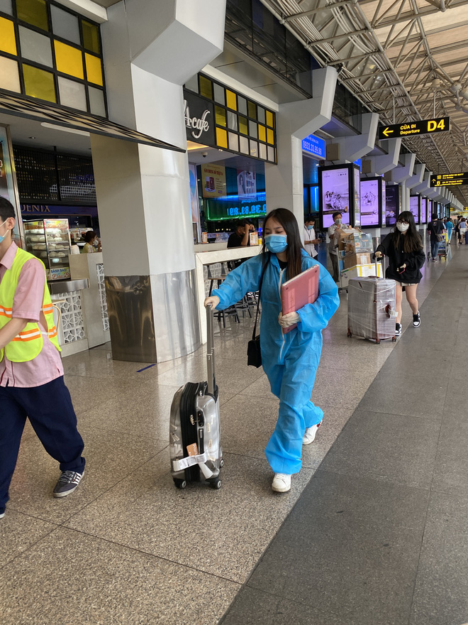 Hành khách xếp hàng dài ở sân bay Tân Sơn Nhất để đổi trả vé Tết vì dịch Covid-19 - Ảnh 6.