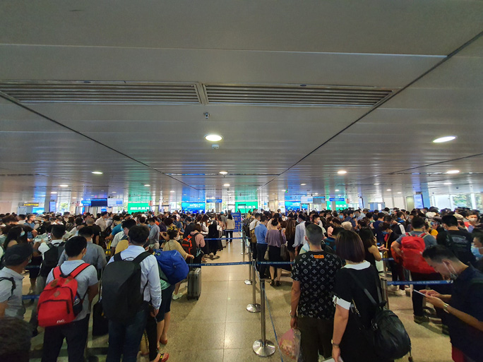  Hành khách tăng đột biến, sân bay Tân Sơn Nhất lại quá tải dịp cuối tuần - Ảnh 3.