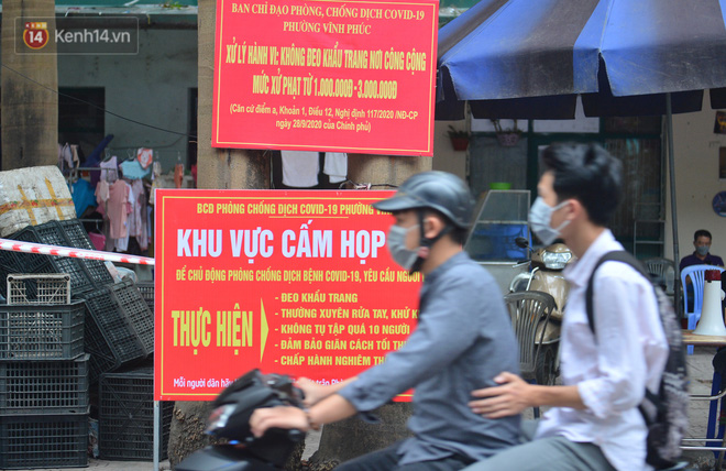 Cận cảnh phiên chợ chống dịch Covid-19 ở Hà Nội: Người dân bỏ tiền vào xô, nhận đồ ở chậu - Ảnh 1.