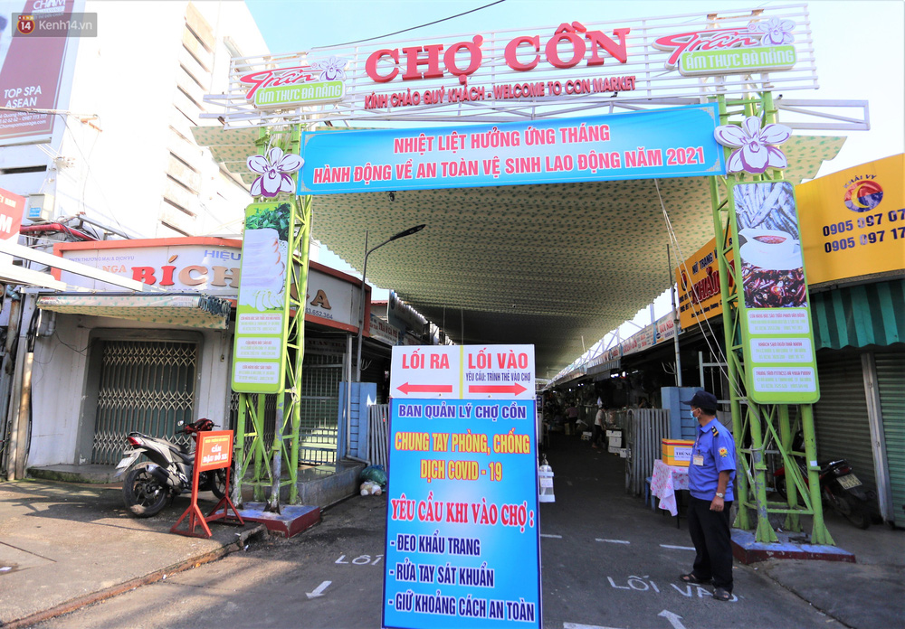 Ảnh: Người Đà Nẵng lần đầu trải nghiệm đi chợ bằng thẻ ứng dụng công nghệ QR Code - Ảnh 1.