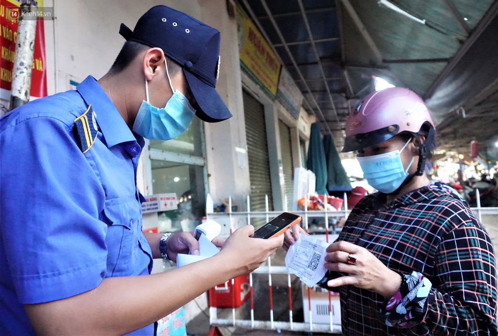 Ảnh: Người Đà Nẵng lần đầu trải nghiệm đi chợ bằng thẻ ứng dụng công nghệ QR Code - Ảnh 12.