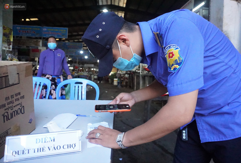 Ảnh: Người Đà Nẵng lần đầu trải nghiệm đi chợ bằng thẻ ứng dụng công nghệ QR Code - Ảnh 15.