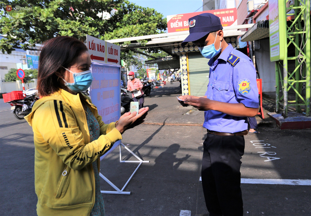 Ảnh: Người Đà Nẵng lần đầu trải nghiệm đi chợ bằng thẻ ứng dụng công nghệ QR Code - Ảnh 3.