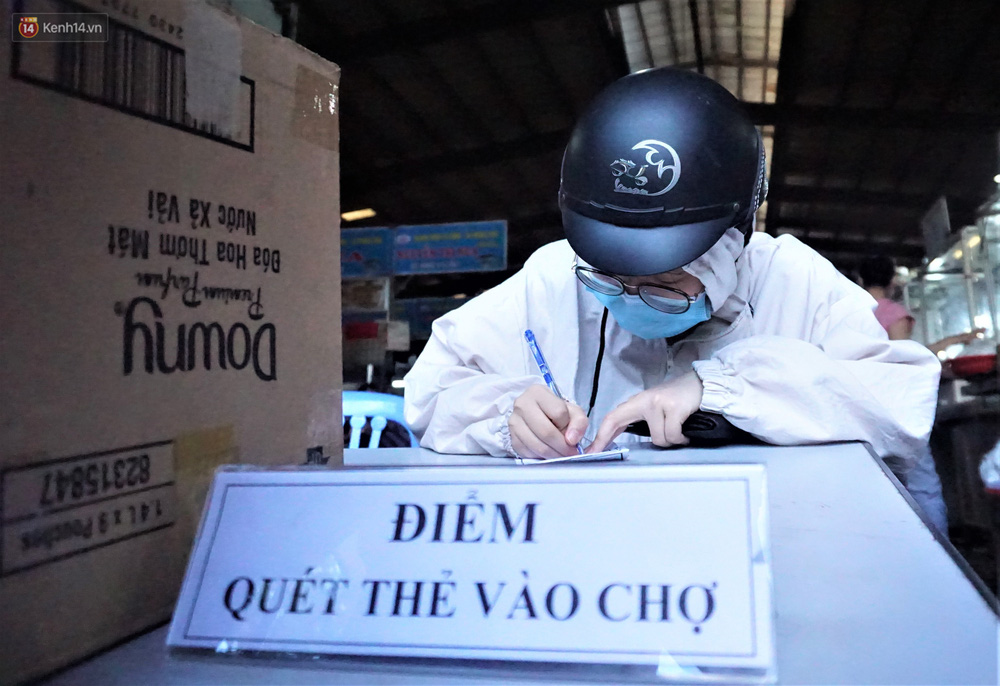 Ảnh: Người Đà Nẵng lần đầu trải nghiệm đi chợ bằng thẻ ứng dụng công nghệ QR Code - Ảnh 8.