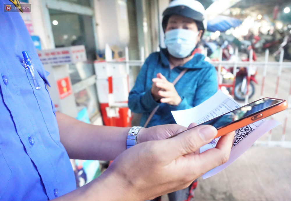 Ảnh: Người Đà Nẵng lần đầu trải nghiệm đi chợ bằng thẻ ứng dụng công nghệ QR Code - Ảnh 9.