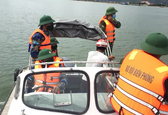 3 ngư dân bất ngờ phát hiện 'kho báu' kim loại dưới đáy biển Quảng Bình