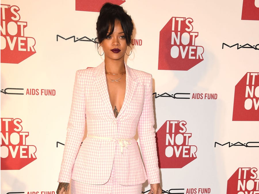 Tỷ phú đô la ở tuổi 33 - Rihanna: Tuổi thơ cùng cực, vụt sáng thành sao nhưng đi hát bao năm cũng không kiếm khủng bằng buôn mỹ phẩm, đồ lót và tậu bất động sản - Ảnh 8.