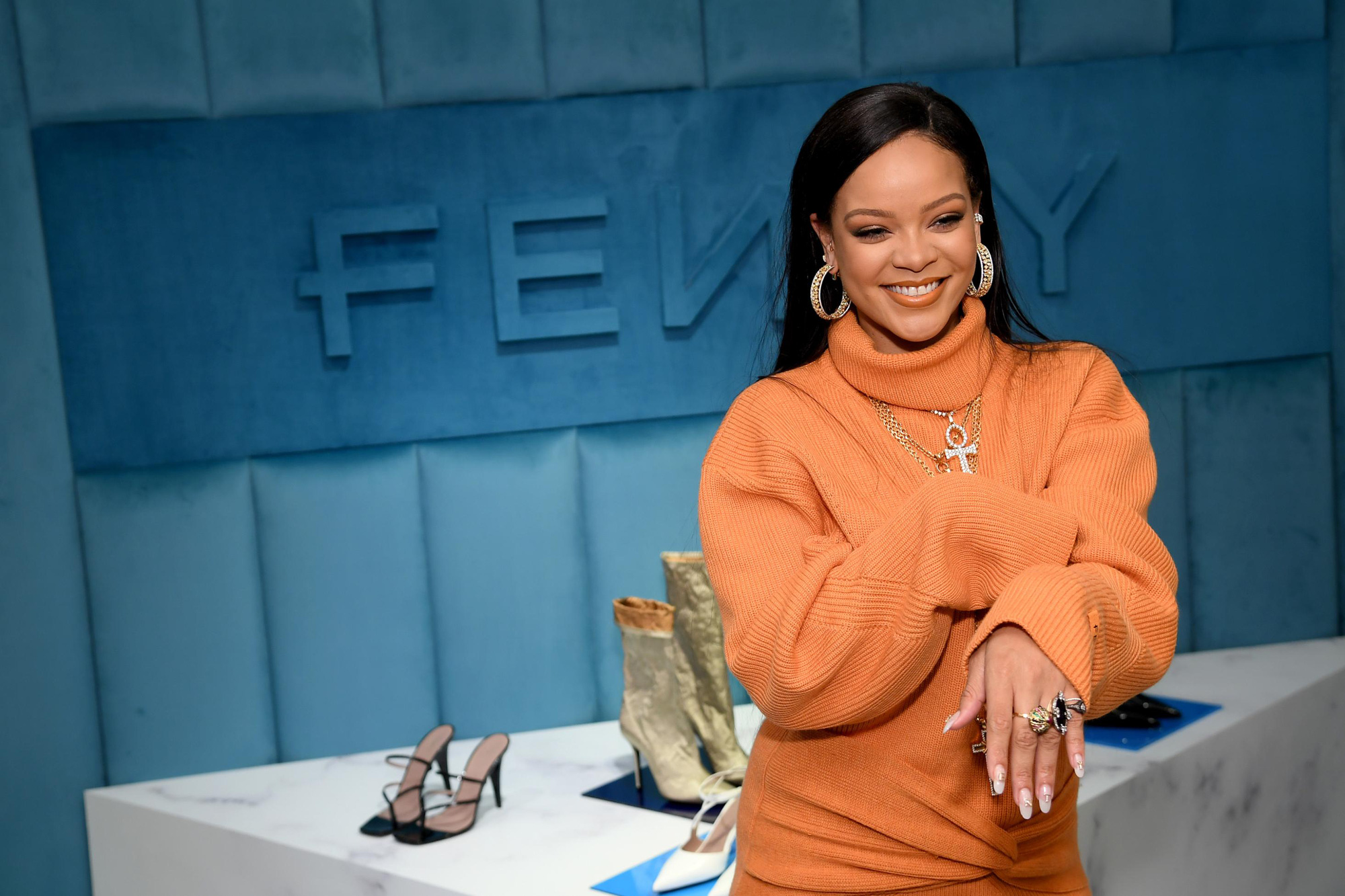 Tỷ phú đô la ở tuổi 33 - Rihanna: Tuổi thơ cùng cực, vụt sáng thành sao nhưng đi hát bao năm cũng không kiếm khủng bằng buôn mỹ phẩm, đồ lót và tậu bất động sản - Ảnh 10.