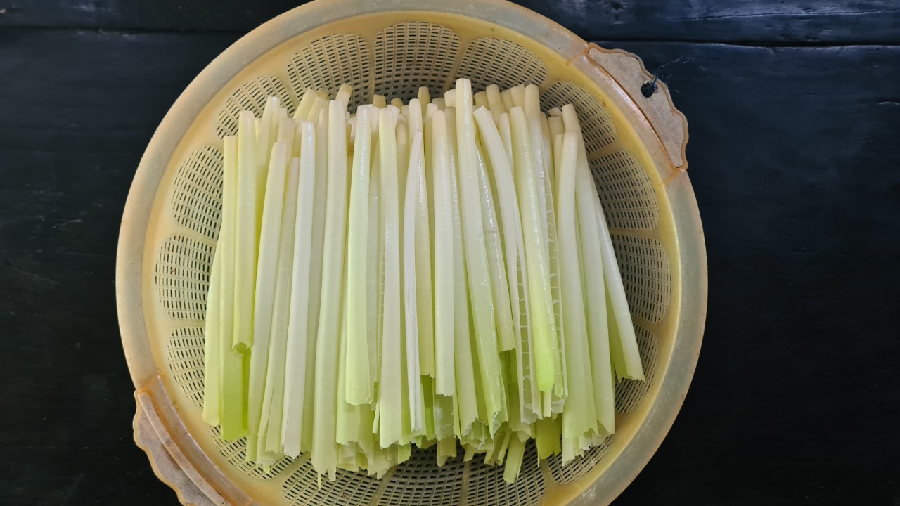 Loại rau miền Tây xưa mọc không ai hái, giờ thành đặc sản nổi tiếng bán trên chợ mạng giá 120.000 đồng/kg - Ảnh 2.