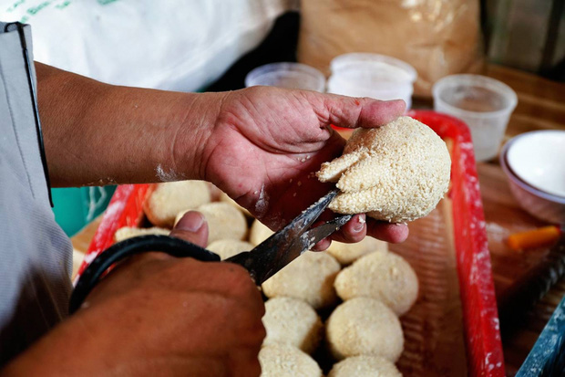Ở Việt Nam có món bánh cầu duyên mỗi năm chỉ bán đúng 1 lần: Tranh thủ đi mua ngay thôi! - Ảnh 3.