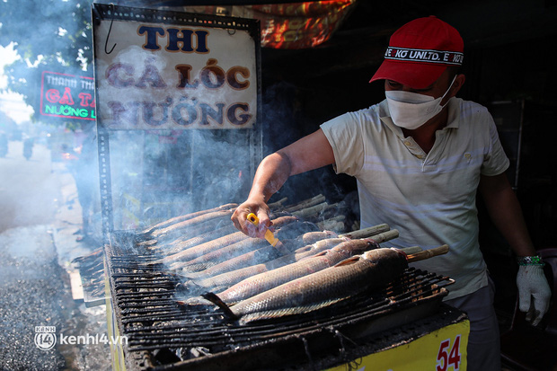  Ảnh, clip: Tiểu thương Sài Gòn tất bật chuẩn bị hàng chục ngàn con cá lóc nướng cho ngày vía Thần Tài - Ảnh 1.