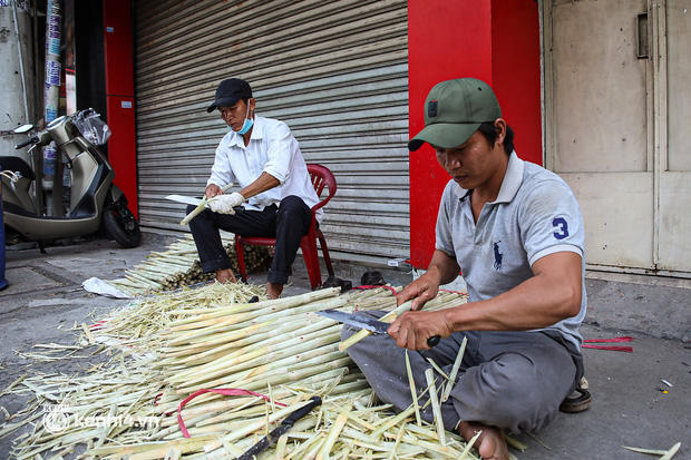 Ảnh, clip: Tiểu thương Sài Gòn tất bật chuẩn bị hàng chục ngàn con cá lóc nướng cho ngày vía Thần Tài - Ảnh 9.